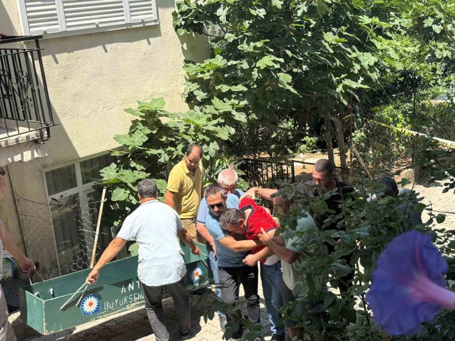Antalya’da 41 Yaşındaki Adam Evinin Bahçesinde Ölü Bulundu