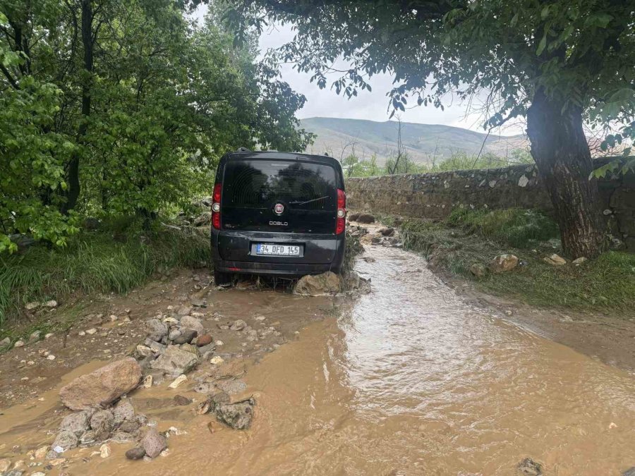 Niğde’de Sağanak Sele Neden Oldu: Sel Sularına Kapılanlar Var