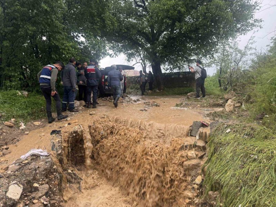 Niğde’de Sağanak Sele Neden Oldu: Sel Sularına Kapılanlar Var