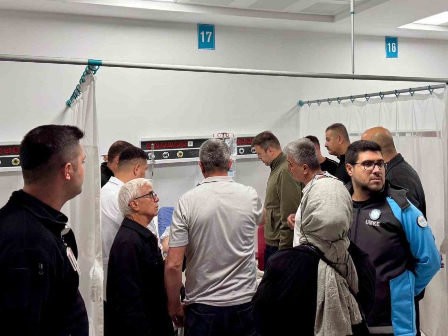 Vali Akmeşe, Selde Yaralanan Vatandaşları Hastanede Ziyaret Etti