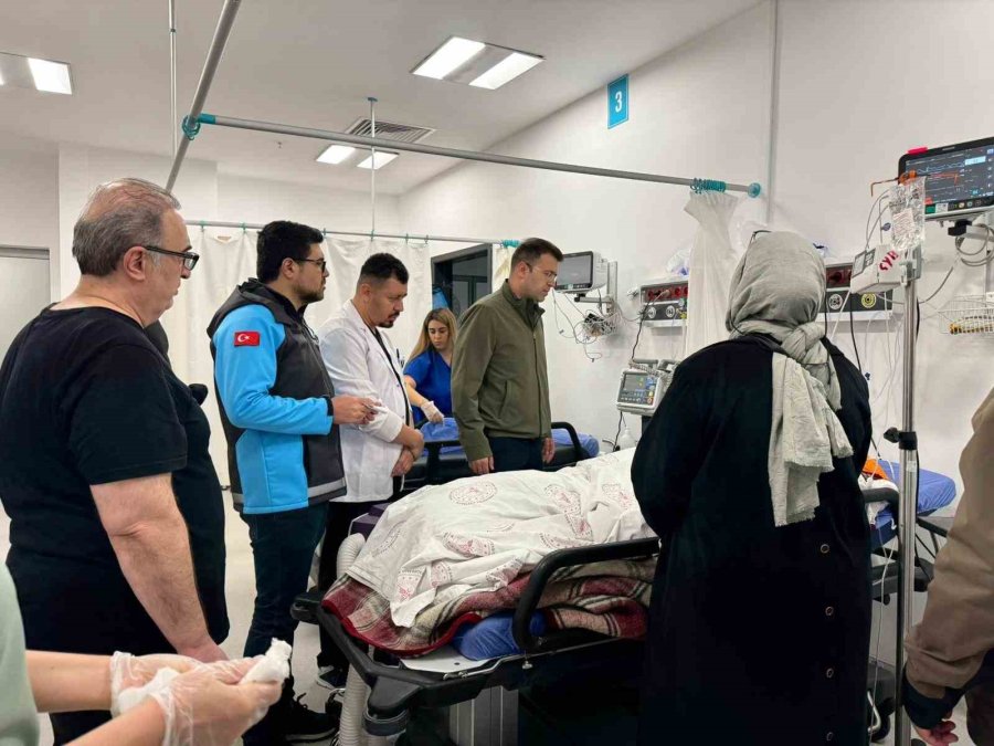 Vali Akmeşe, Selde Yaralanan Vatandaşları Hastanede Ziyaret Etti