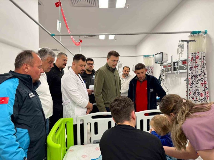 Vali Akmeşe, Selde Yaralanan Vatandaşları Hastanede Ziyaret Etti