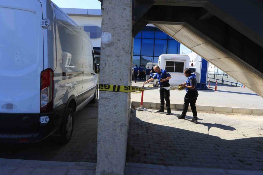 Antalya’da Otokoç Bayiine Silahlı Saldırı