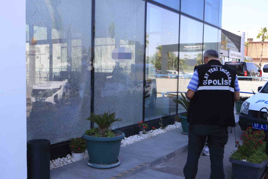 Antalya’da Otokoç Bayiine Silahlı Saldırı