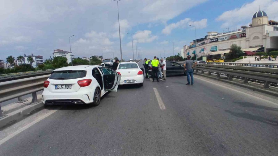 Manavgat’ta 4 Aracın Karıştığı Zincirleme Kaza