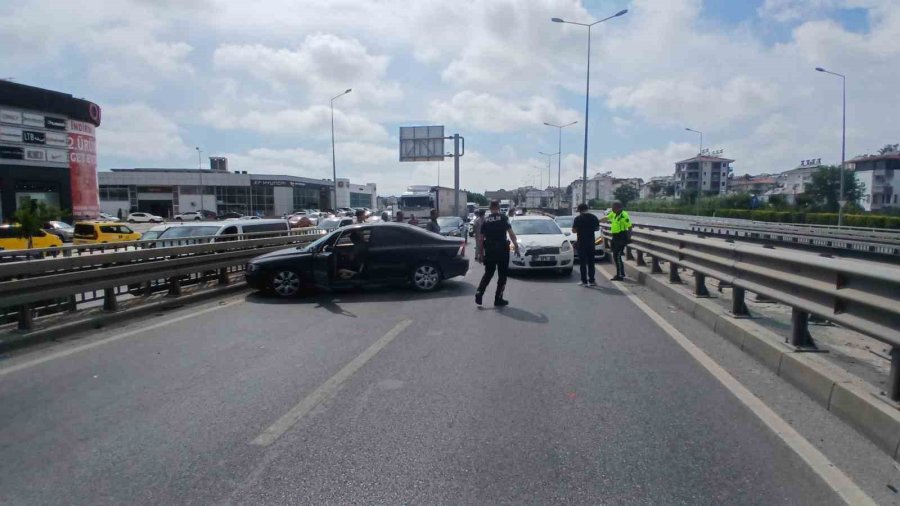 Manavgat’ta 4 Aracın Karıştığı Zincirleme Kaza