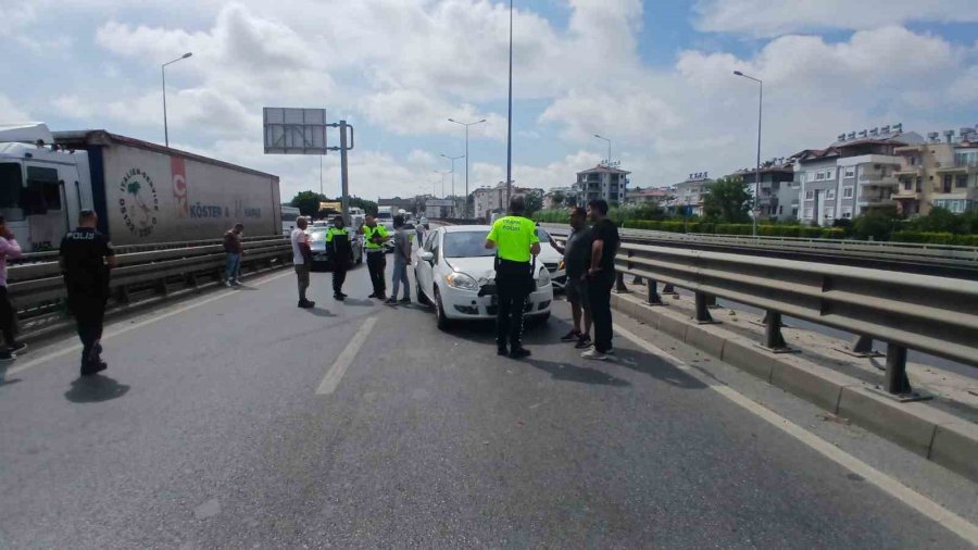 Manavgat’ta 4 Aracın Karıştığı Zincirleme Kaza