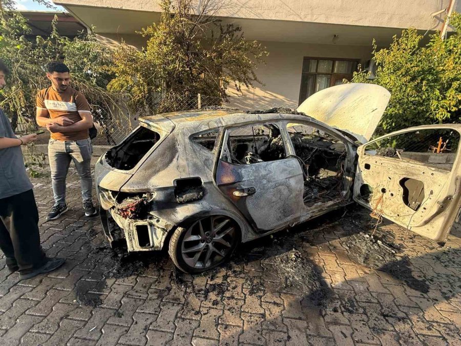 Seyir Halindeyken Alev Topuna Döndü, Sürücü Son Anda Kendini Dışarı Atarak Kurtuldu