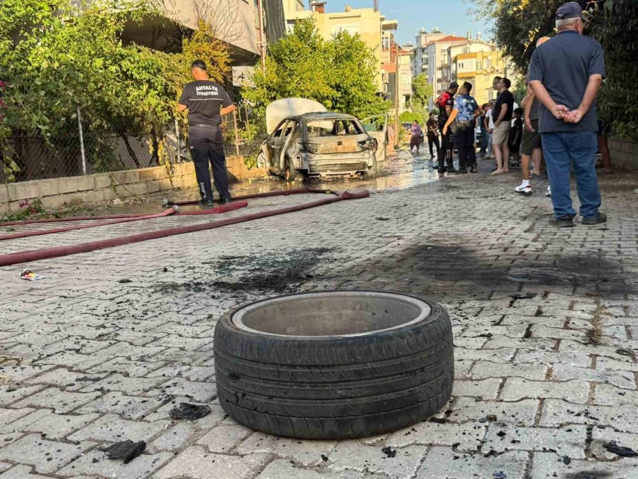 Seyir Halindeyken Alev Topuna Döndü, Sürücü Son Anda Kendini Dışarı Atarak Kurtuldu
