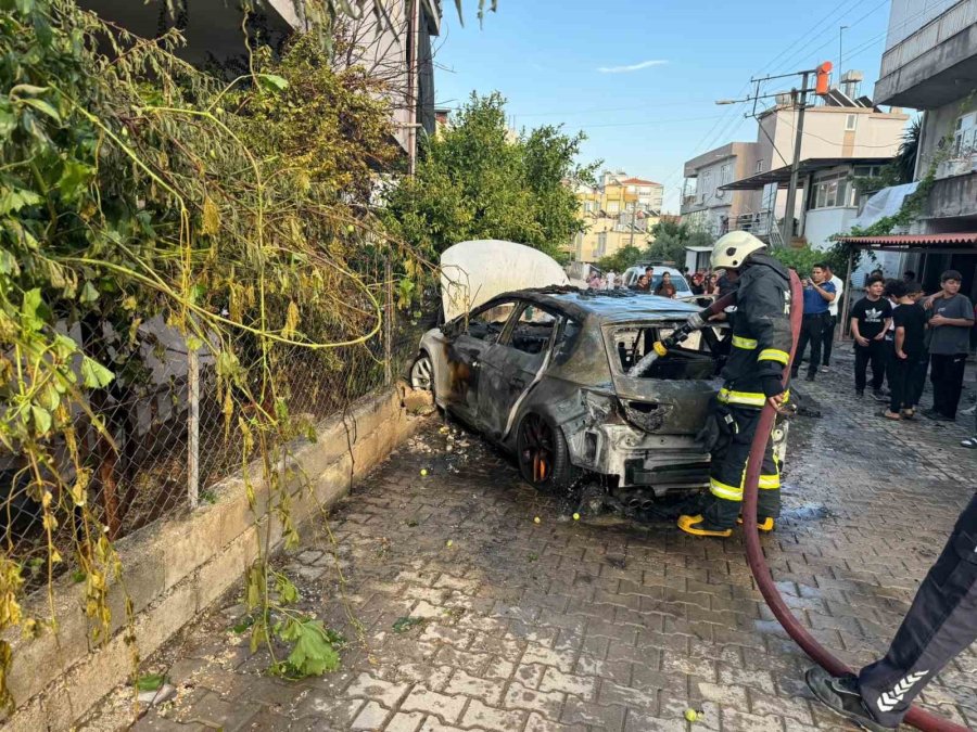 Seyir Halindeyken Alev Topuna Döndü, Sürücü Son Anda Kendini Dışarı Atarak Kurtuldu