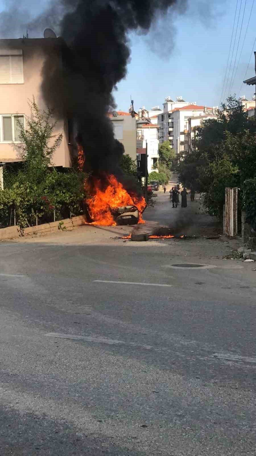 Seyir Halindeyken Alev Topuna Döndü, Sürücü Son Anda Kendini Dışarı Atarak Kurtuldu