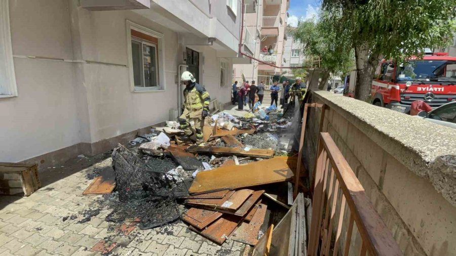 Bahçedeki Atık Eşyaların Yanması Paniğe Yol Açtı