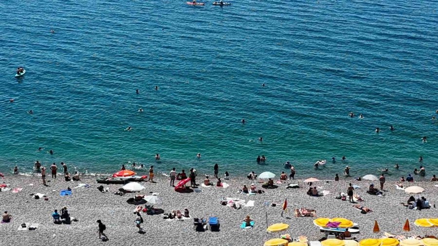 Antalya’nın Yaylalarında Karla Mücadele, Sahilinde Deniz Keyfi