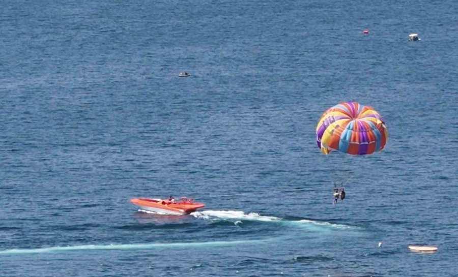 Antalya’nın Yaylalarında Karla Mücadele, Sahilinde Deniz Keyfi