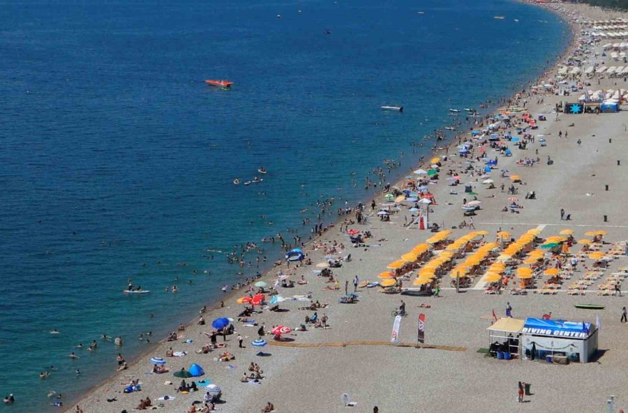 Antalya’nın Yaylalarında Karla Mücadele, Sahilinde Deniz Keyfi