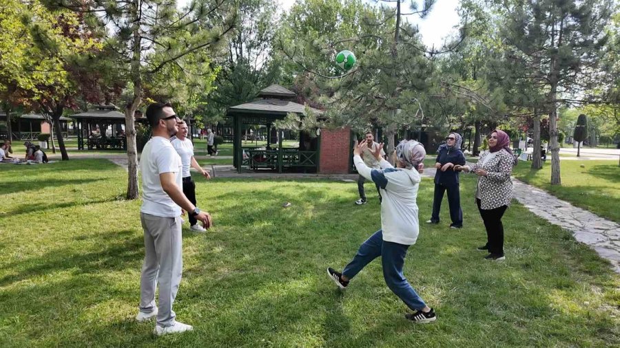 Hafta Sonunda Ekranlar Kapandı, Parklar Doldu