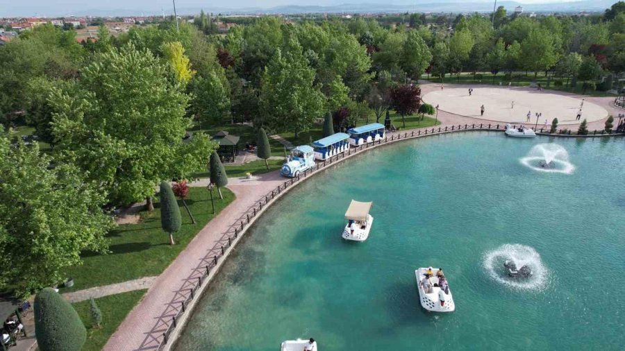 Hafta Sonunda Ekranlar Kapandı, Parklar Doldu