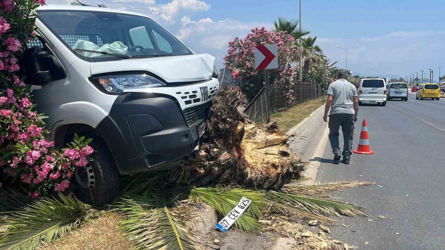 Alanya’da Kamyonet İle Çarpışan Motosikletin Genç Sürücü Hayatını Kaybetti