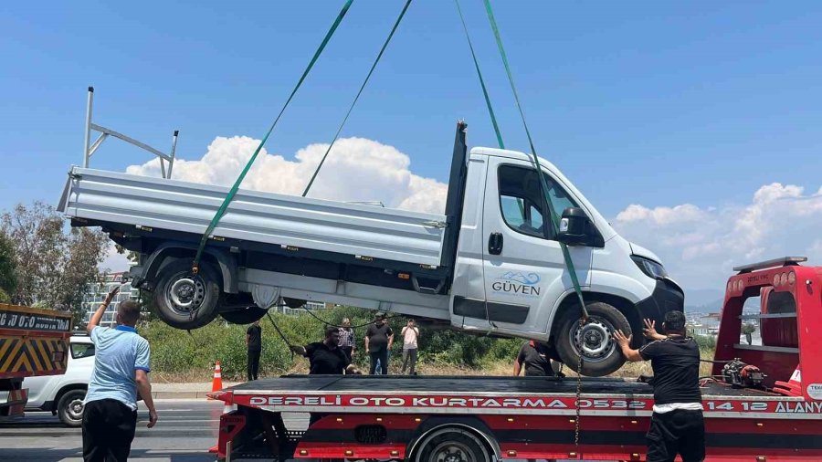 Alanya’da Kamyonet İle Çarpışan Motosikletin Genç Sürücü Hayatını Kaybetti