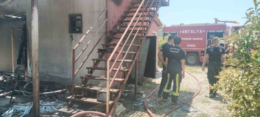 Tarladaki Evde Çıkan Yangın İtfaiye Ekiplerince Söndürüldü