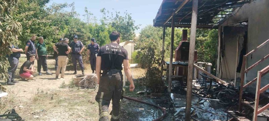 Tarladaki Evde Çıkan Yangın İtfaiye Ekiplerince Söndürüldü