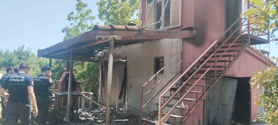 Tarladaki Evde Çıkan Yangın İtfaiye Ekiplerince Söndürüldü