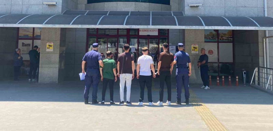 Irmaktaki Teknenin Kapısını Kırıp İçeride Buldukları Alkollerle Alem Yaptılar