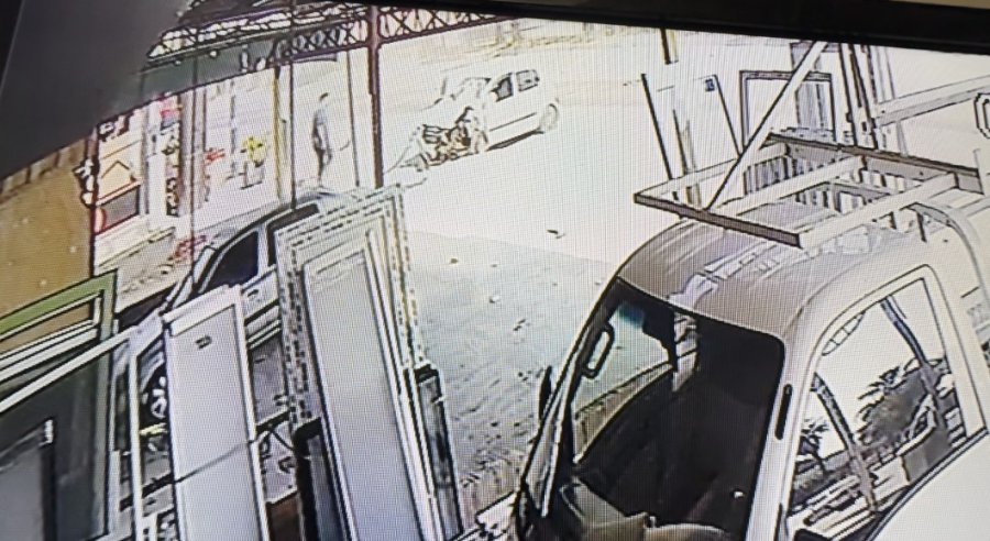 Kontrolden Çıkan Otomobil Refüjdeki Bariyerlere Çarptı: 1 Yaralı