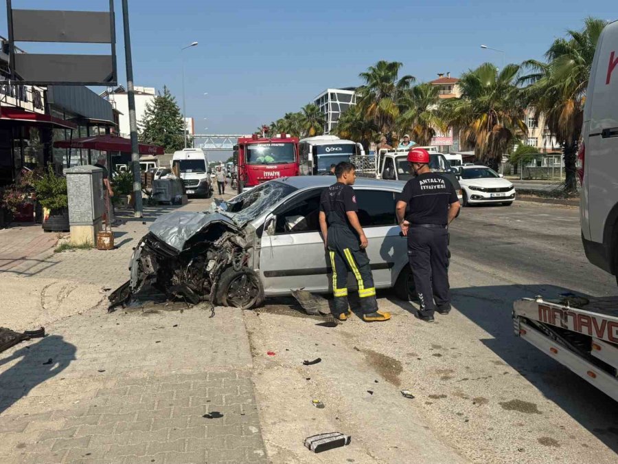 Kontrolden Çıkan Otomobil Refüjdeki Bariyerlere Çarptı: 1 Yaralı