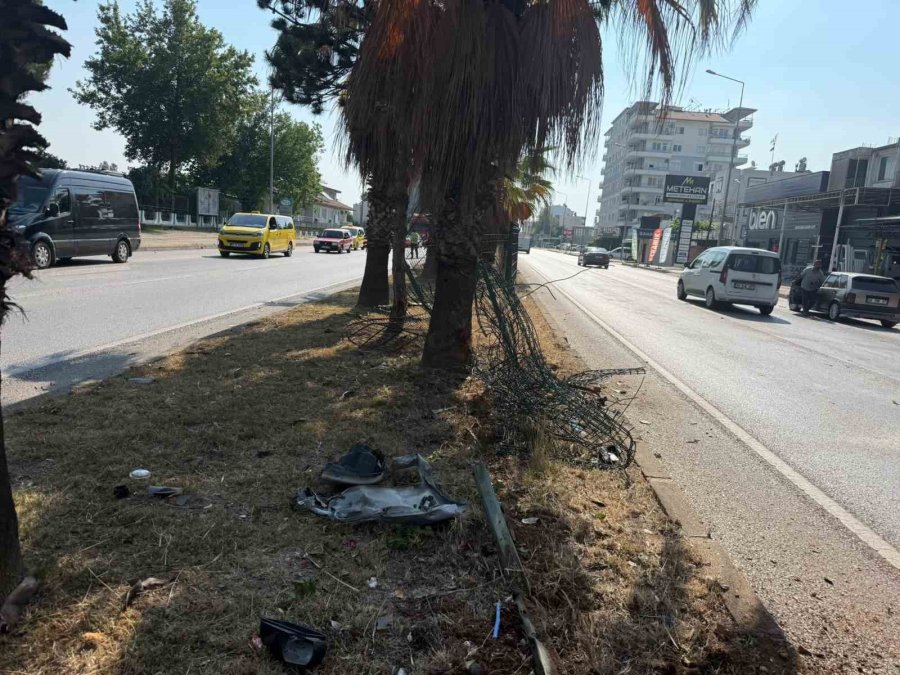 Kontrolden Çıkan Otomobil Refüjdeki Bariyerlere Çarptı: 1 Yaralı