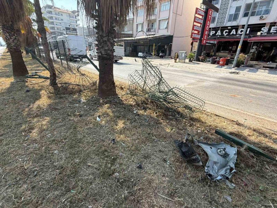 Kontrolden Çıkan Otomobil Refüjdeki Bariyerlere Çarptı: 1 Yaralı