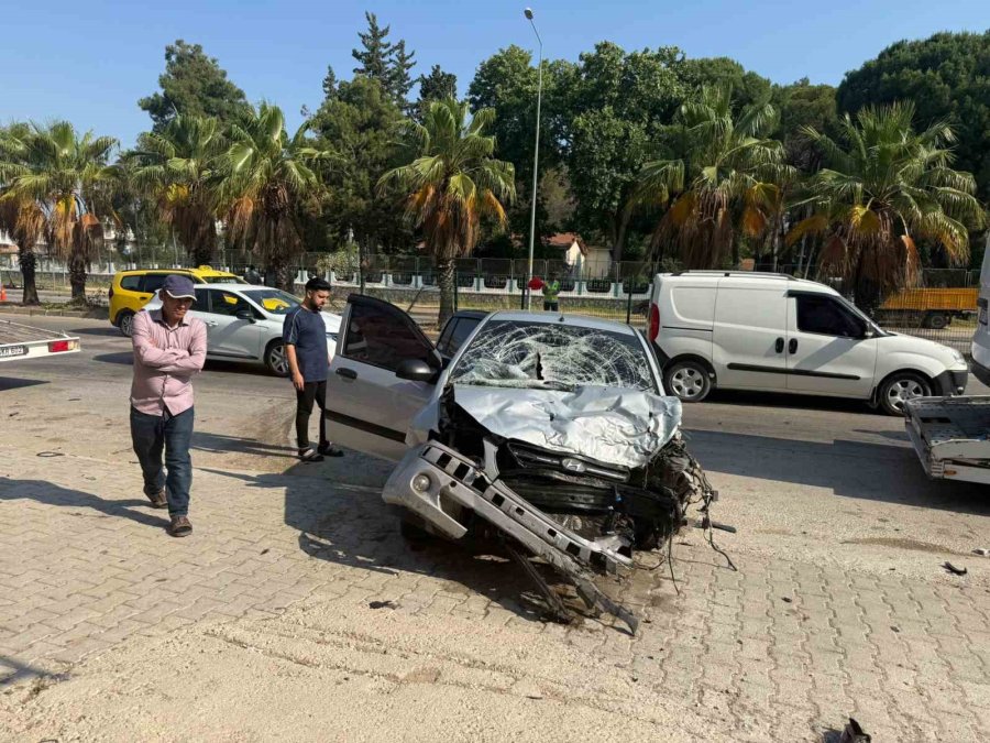 Kontrolden Çıkan Otomobil Refüjdeki Bariyerlere Çarptı: 1 Yaralı