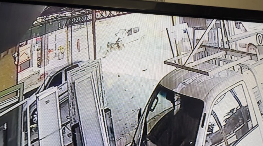 Kontrolden Çıkan Otomobil Refüjdeki Bariyerlere Çarptı: 1 Yaralı