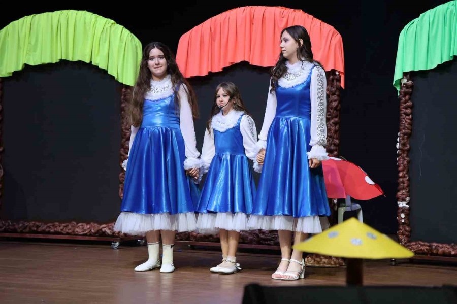 Manavgat’ta "alis Harikalar Diyarında" Müzikali Sahnelendi