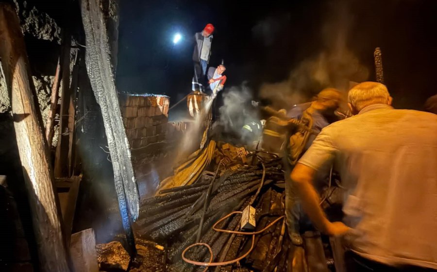 Konya’da Depo Olarak Kullanılan Alanda Çıkan Yangın Korkuttu