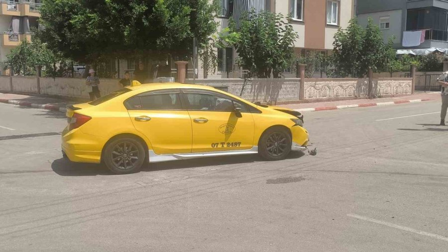 Taksi İle Çarpışan Hafif Ticari Araç Yan Yattı: Sürücünün Burnu Bile Kanamadı