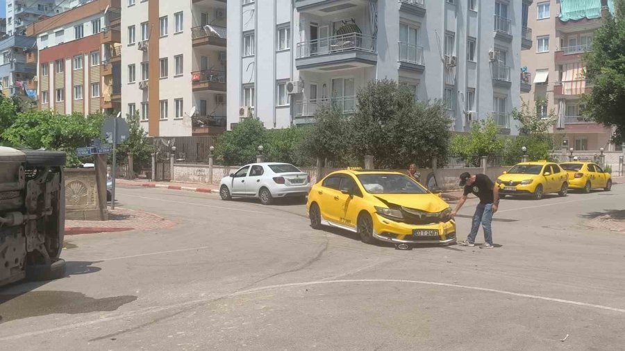 Taksi İle Çarpışan Hafif Ticari Araç Yan Yattı: Sürücünün Burnu Bile Kanamadı