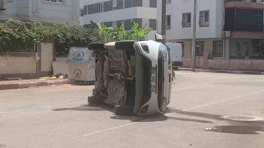 Taksi İle Çarpışan Hafif Ticari Araç Yan Yattı: Sürücünün Burnu Bile Kanamadı