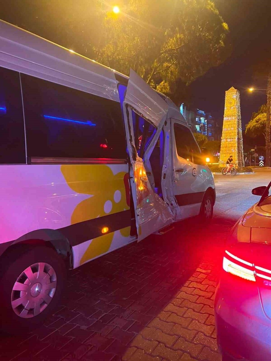 Minibüs İle Çarpışan Motosikletin Rus Sürücüsü Hayatını Kaybetti