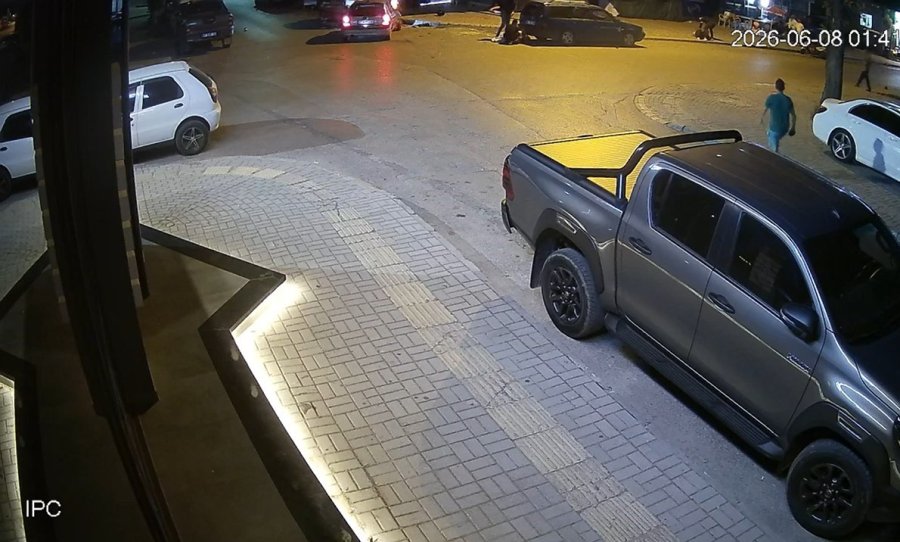Otomobille Çarpışan Motosiklettekiler, Metrelerce Uçup Park Halindeki Aracın Bagajına Çarptı