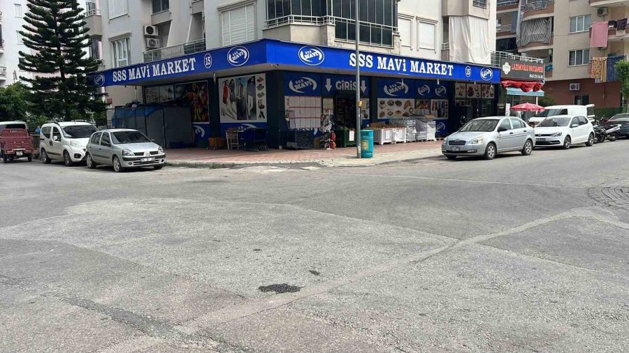 Otomobille Çarpışan Motosiklettekiler, Metrelerce Uçup Park Halindeki Aracın Bagajına Çarptı