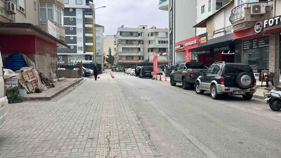Otomobille Çarpışan Motosiklettekiler, Metrelerce Uçup Park Halindeki Aracın Bagajına Çarptı
