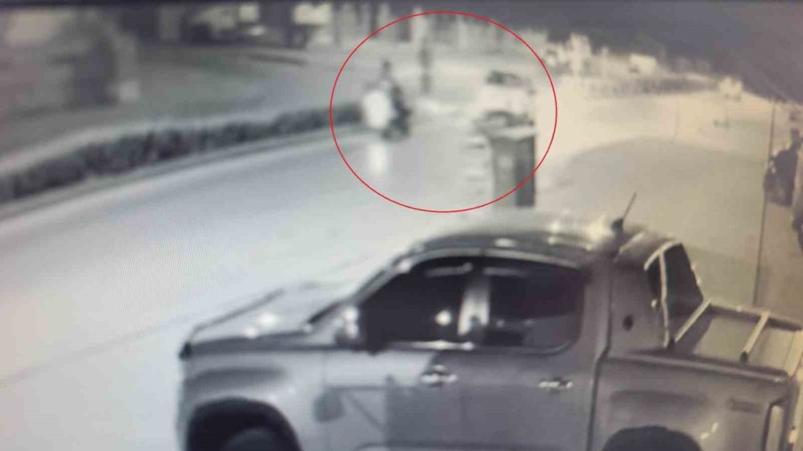 Dönüş Yapan Motosiklete Çarptı, Olay Yerinden Kaçtı: 1 Yaralı
