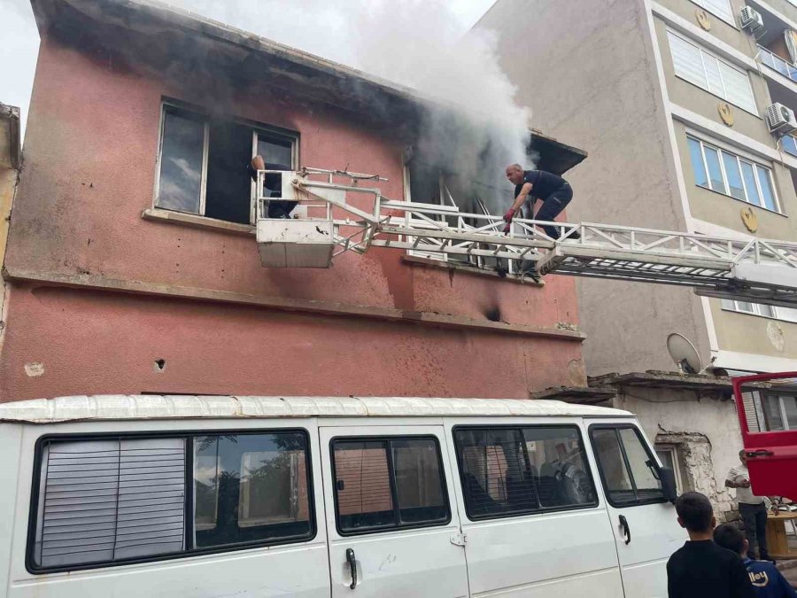 İki Katlı Müstakil Evde Çıkan Yangın Korkuttu