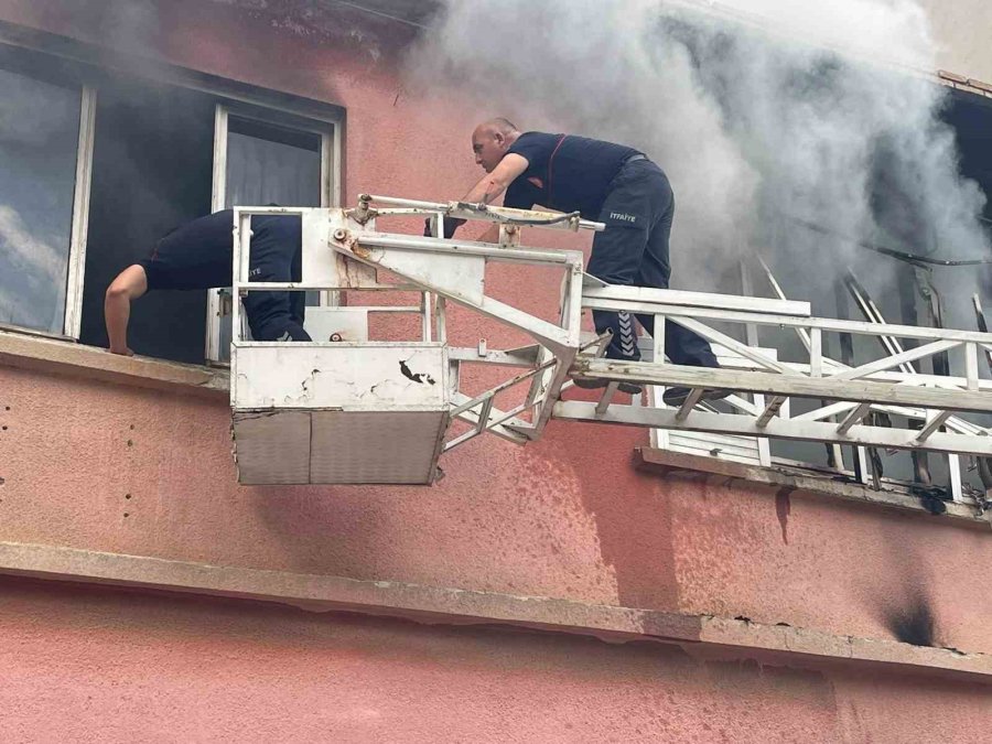İki Katlı Müstakil Evde Çıkan Yangın Korkuttu