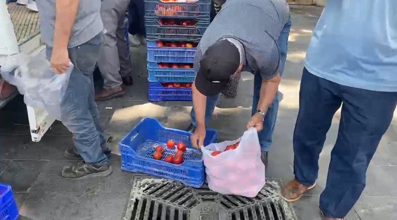 Halde Alıcı Bulamadığı 4 Ton Domatesi Vatandaşlara Ücretsiz Dağıttı