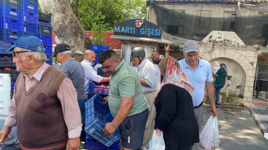 Halde Alıcı Bulamadığı 4 Ton Domatesi Vatandaşlara Ücretsiz Dağıttı