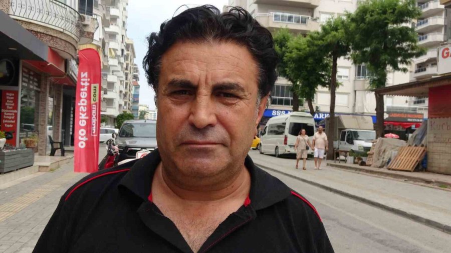 Otomobille Çarpışan Motosiklettekiler, Metrelerce Uçup Park Halindeki Aracın Bagajına Çarptı