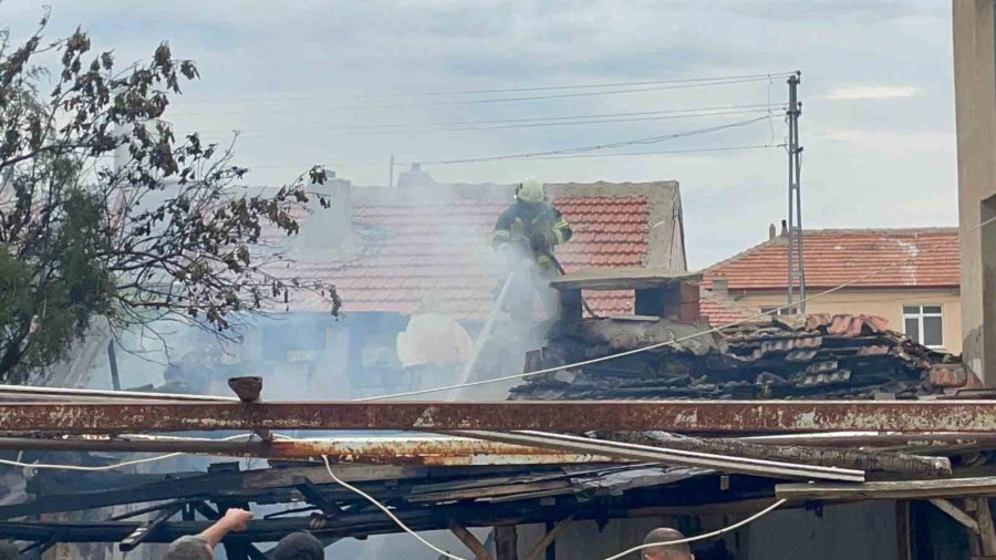 Karaman’da Müştemilatta Çıkan Yangın Eve Sıçramadan Söndürüldü