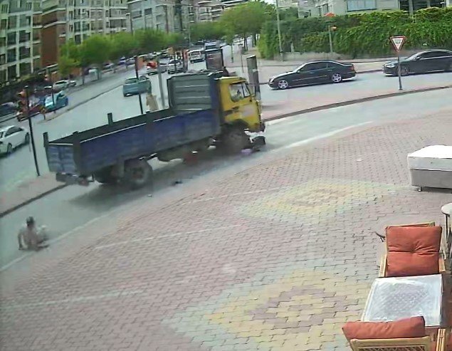 Kamyonetin Altında Kalan Elektrikli Bisiklette Can Pazarı: 3’ü Çocuk 4 Yaralı